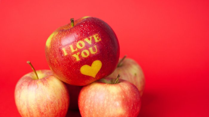Яблоки «I love you» в торговой сети "Анвар"